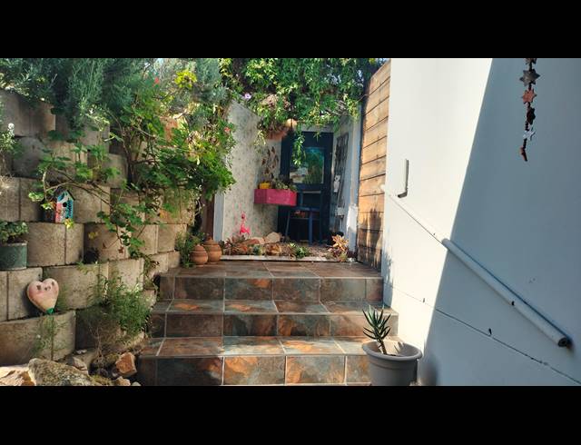 5 BEDROOM HOUSE FOR SALE IN FRAAIUITSIG